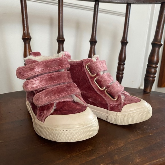 Old Navy boots and Cat & Jack zip sneakers with the (faux) FUR!! Toddler Sz5 - Picture 4 of 14